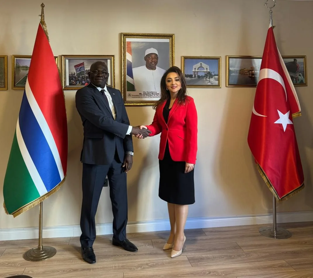 Başkan Atasoy, Gambiya Cumhuriyeti Büyükelçisi Alkali Fanka Conteh’in daveti üzerine Ankara Büyükelçiliğini ziyaret ederek Büyükelçi ile bir toplantı gerçekleştirdi
